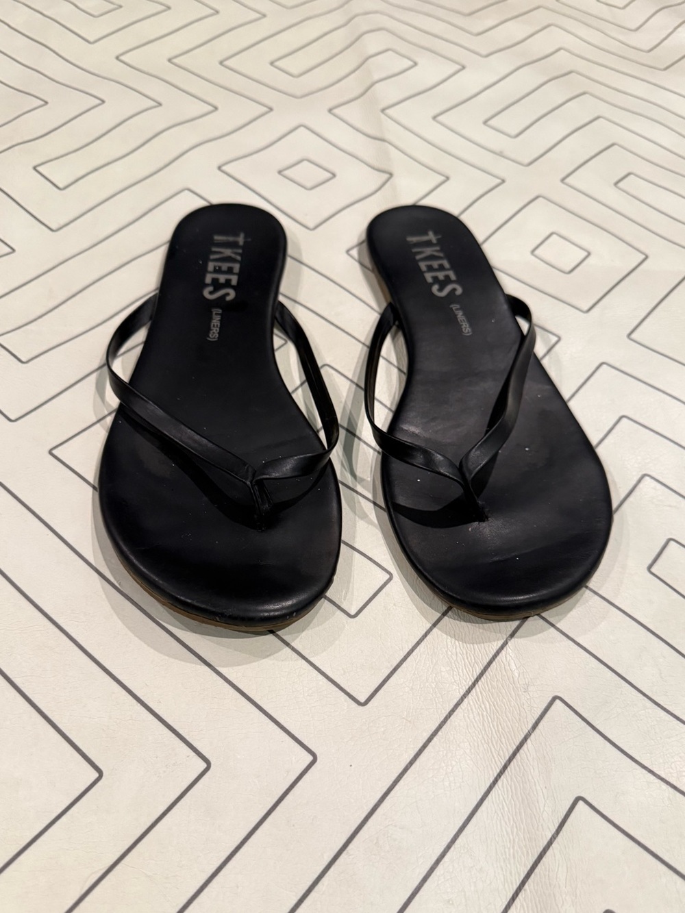 TKEES Liners Black Sandals - Picture 2 of 12
